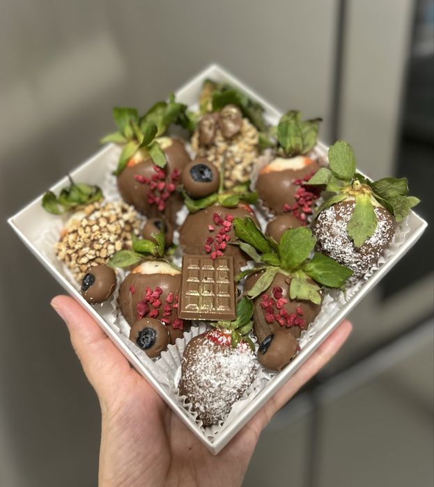 Клубника в шоколаде, финики