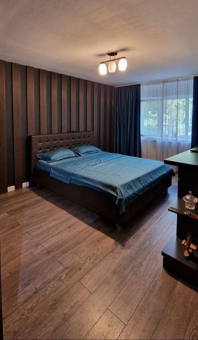 PROPRIETAR vând apartament 3 camere decomandate ,etj P /4 ,zona 1 Mai