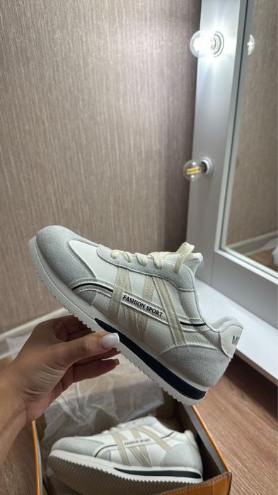 Продам новые кроссовки