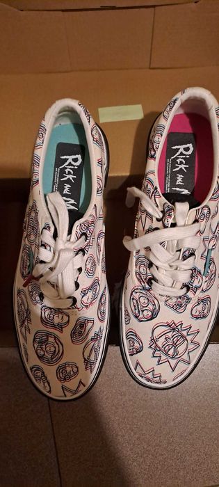 Чисто нови мъжки маратонки много модерни.