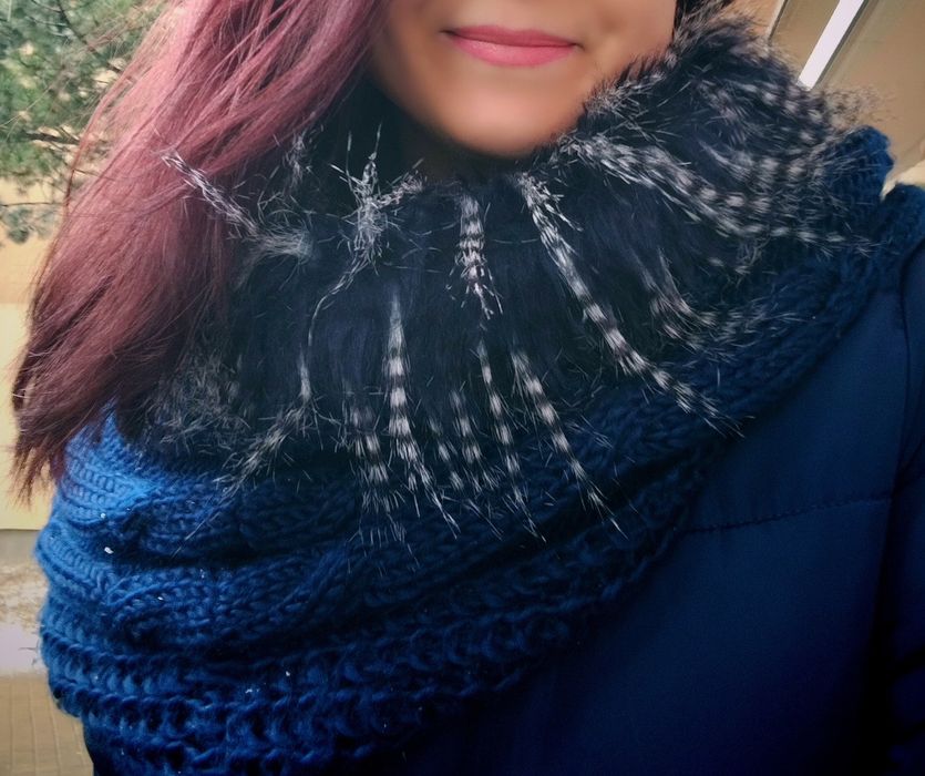 Fular circular bleumarin, cu blană,un accesoriu elegant și versatil