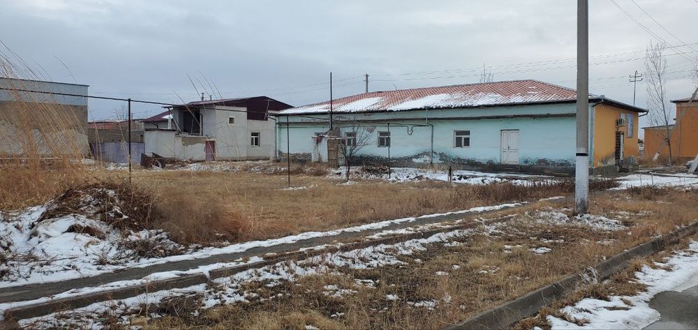 Yer va bino sotiladi. Turar va noturar Qirkyop kishloki yo'l ustidan