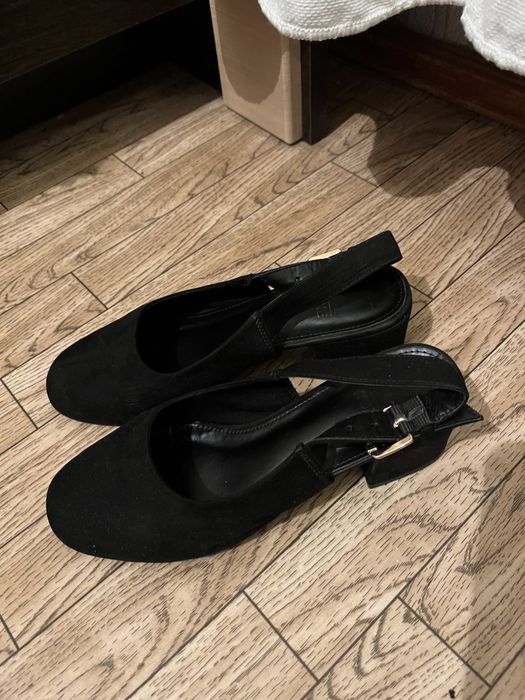 Черные замшевые туфли