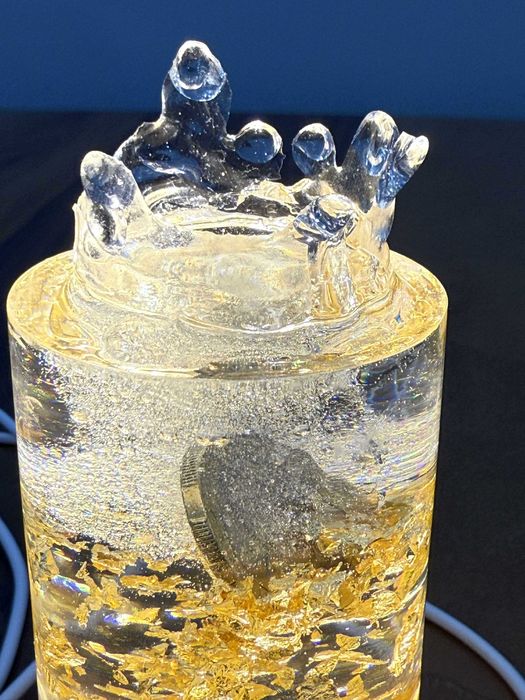 Авангардна декоративна лампа с монета от 1 лев във водата