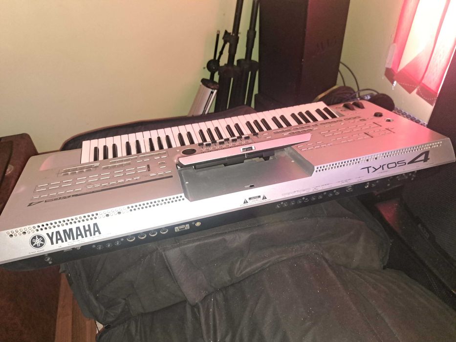 Orga Yamaha Tyros 4 – stare foarte bună