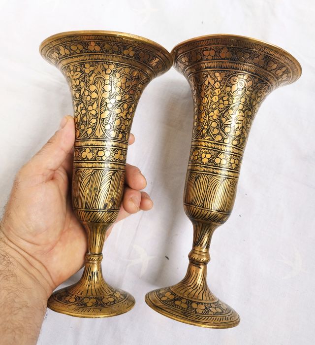 Pereche două vaze arăbești vintage decorative din bronz, 22cm, din anii 1970, pentru colecționari, deosebite.