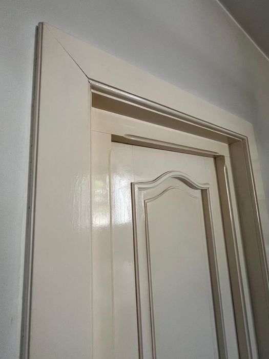 Usa de lemn masiv cu toc