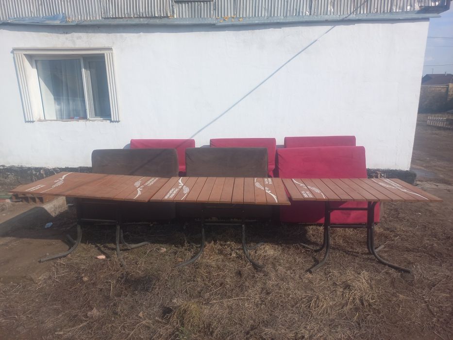 Стол и диван для кафе бар