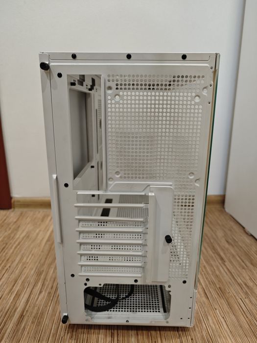 Корпус для компьютера белого цвета