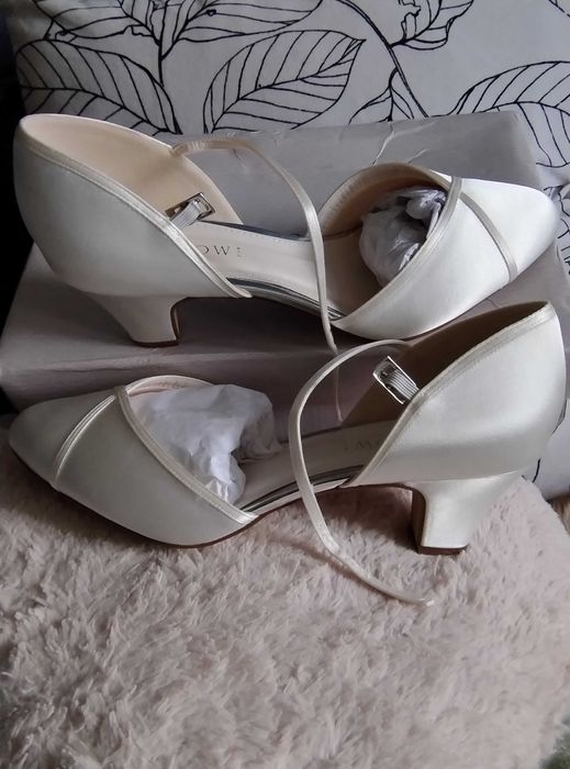 Маркови,Официални,Чисто нови сатен 39.5 номер и велур 39 номер