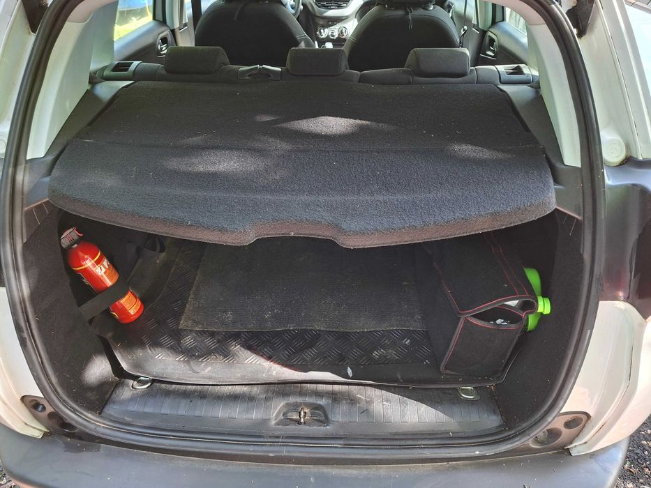 Autoturism Peugeot 2008 din 2014 plus 2 anvelope de vara.