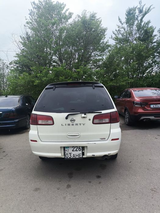 Nissan liberty 2001 года