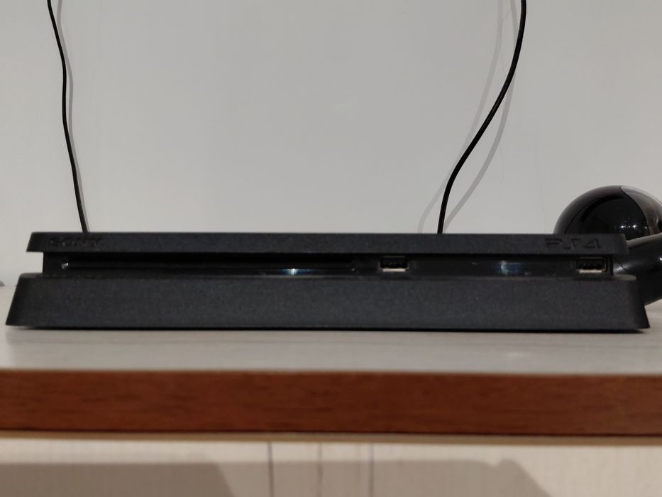PS4 Slim 1TB +4 игры (диски) + DualShock 4