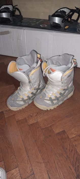 Vand SNOWBOARD si BOOTS + casca cadou!