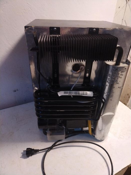 Амонячен хладилник тип мини бар.
DOMETIC RH438D с обем 30 литра.
Ниска