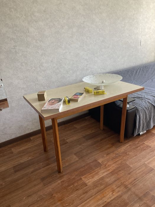 Отдам даром столы, стулья , диван