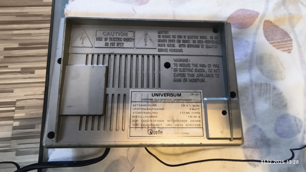 Радио часовник Universum