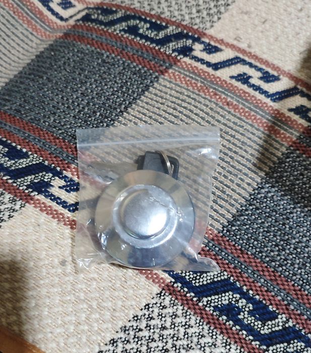 Продам крышку на бак. С ключом.