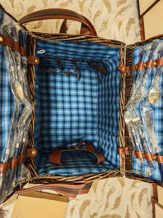 Кошница за пикник за 4 ма ( чисто нова )