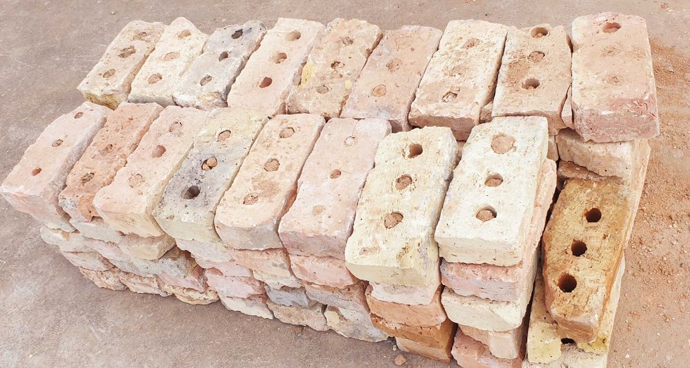 Продавам тухли единички и цигли – много здрави, запазени и изчистени.