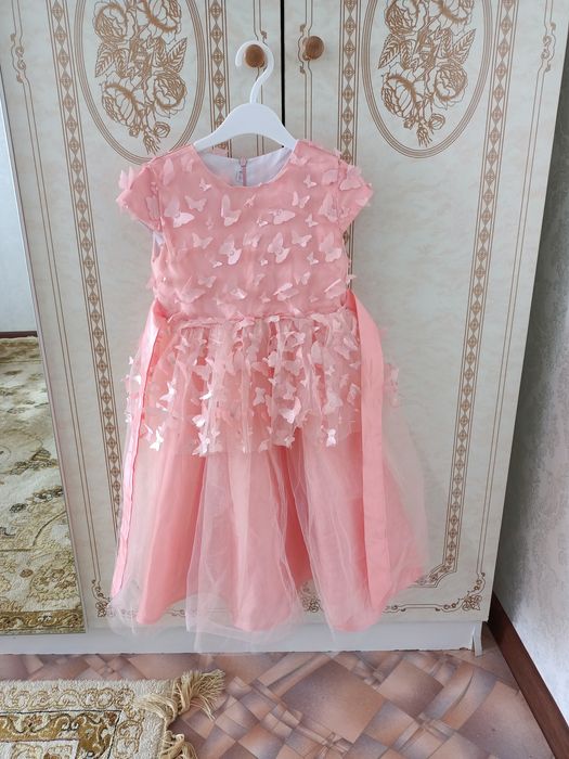 Жаңа жылдық киімдер сатылады