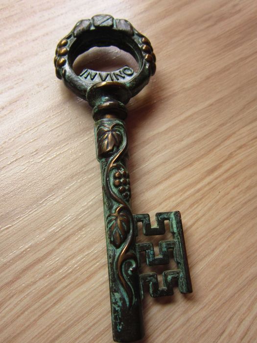 cadou rar Germania 1960 Peste, Cheie,Carlig  bronz patina