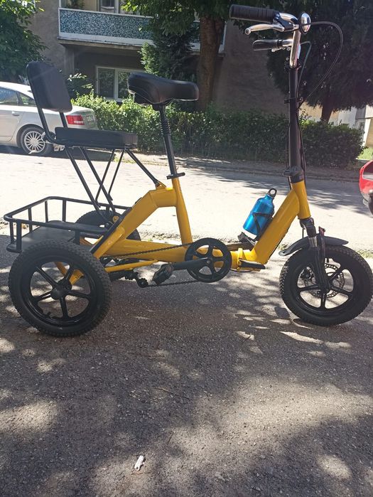 Vând tricicleta cu 3 roti