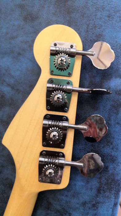 Продам бас гитару Fender