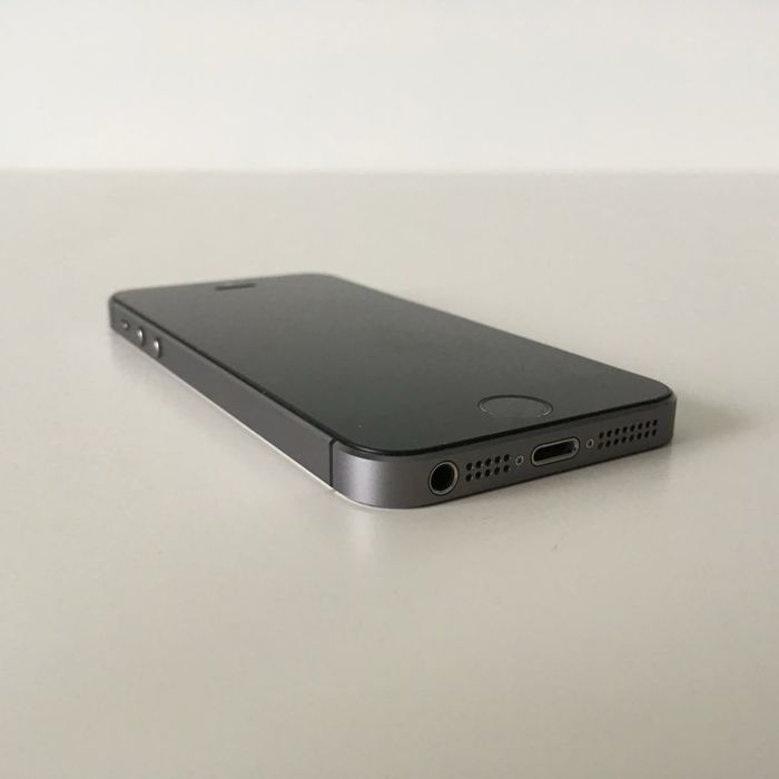 iPhone 5S Space Gray в идеальном состоянии