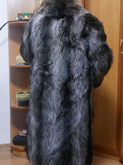 Продам шубу из меха енота.