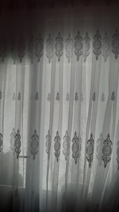 Едно нежно перде от бродерия, цвят бяло