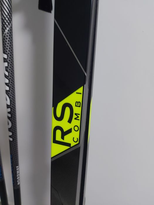 Лыжи с палками и обувью