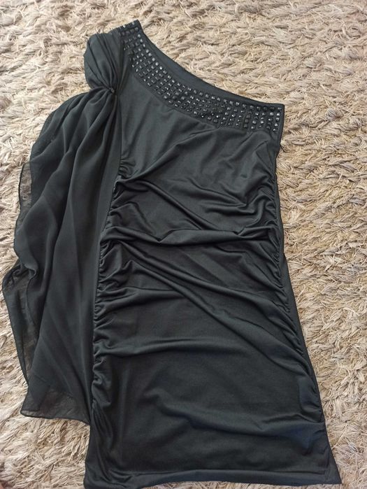 Къса черна рокля