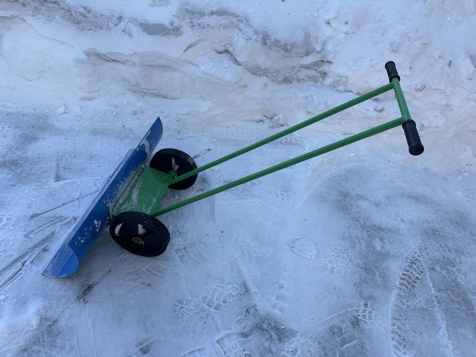 Лопата чистить снег.