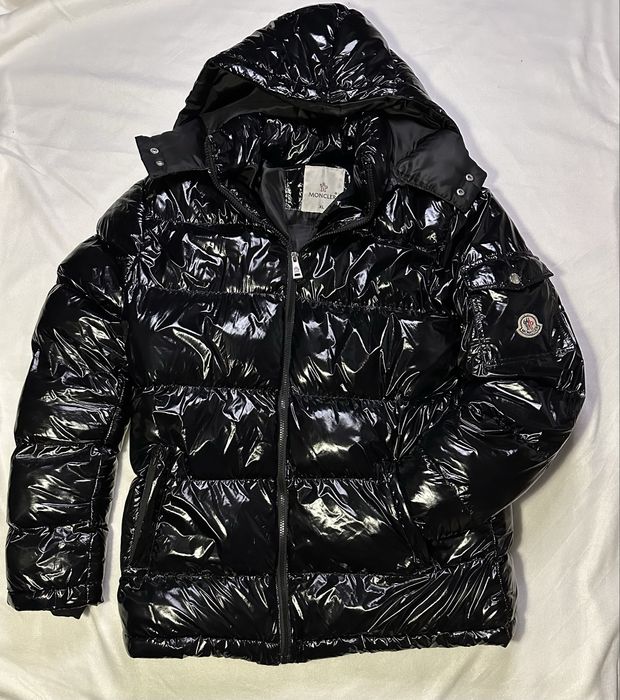 Geacă bărbați Moncler neagră, lucioasă cu glugă