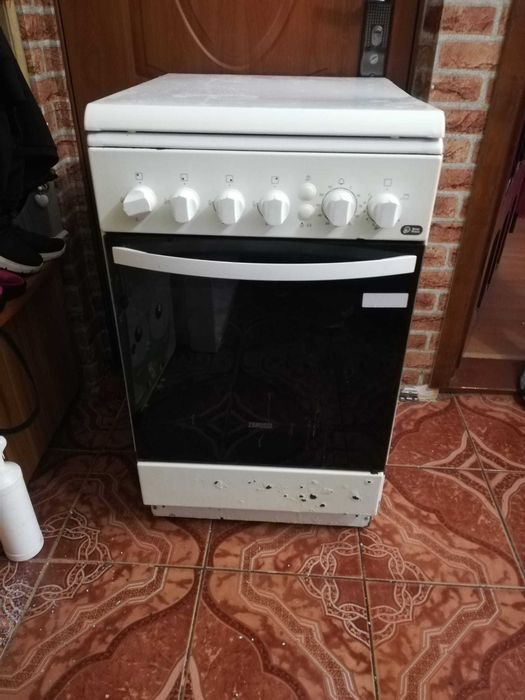 Aragaz pe gaz Zanussi Alb 877x500x600, cu rotisor - functioneaza bine - Br & Galati