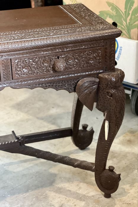 Consolă veche din lemn masiv sculptată manual, cu elefanți – 2 sertare