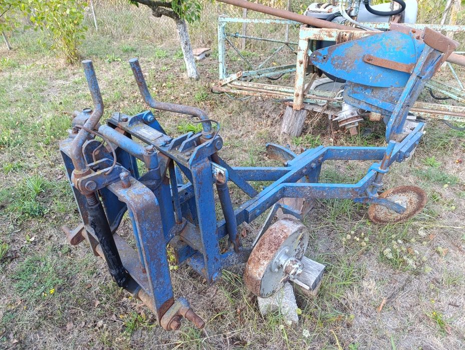 Vând plug 3 trupite și pompa de ierbicidat