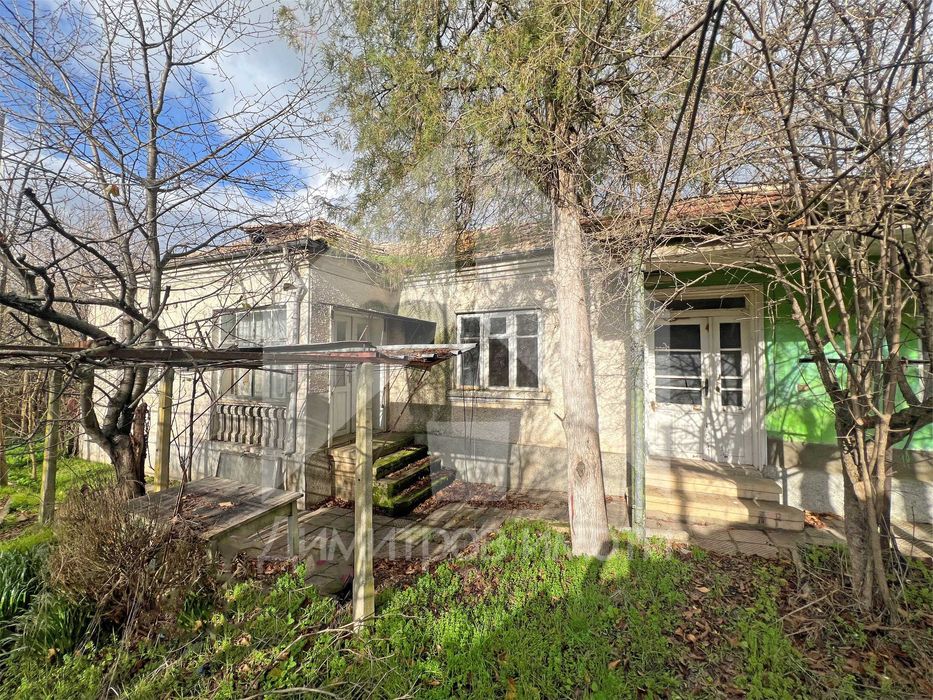 Продава се тухлена къща в гр. Плиска с двор 1200 кв.м. и КЛАДЕНЕЦ.