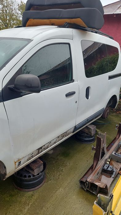 Usa Fata Dacia Dokker culoare alb cu mic defect