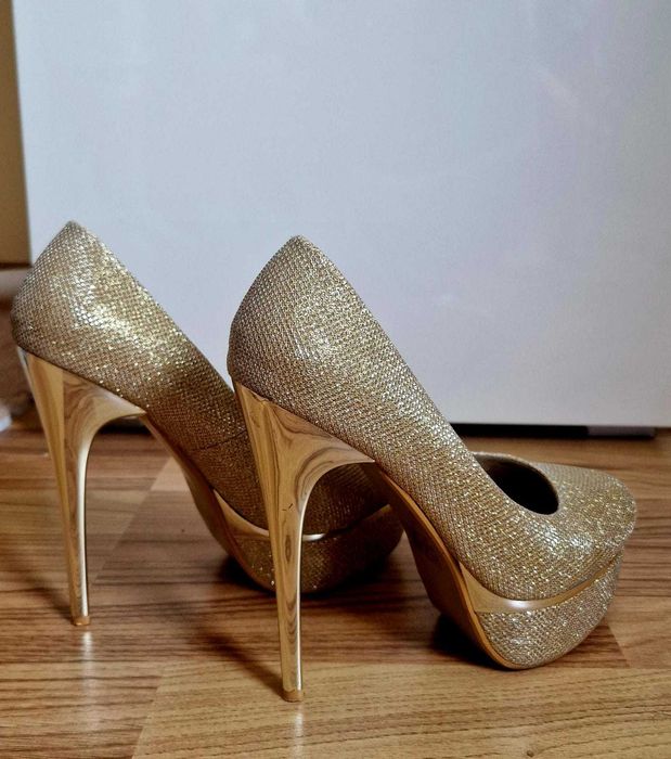 Vand pantofi  eleganti aurii