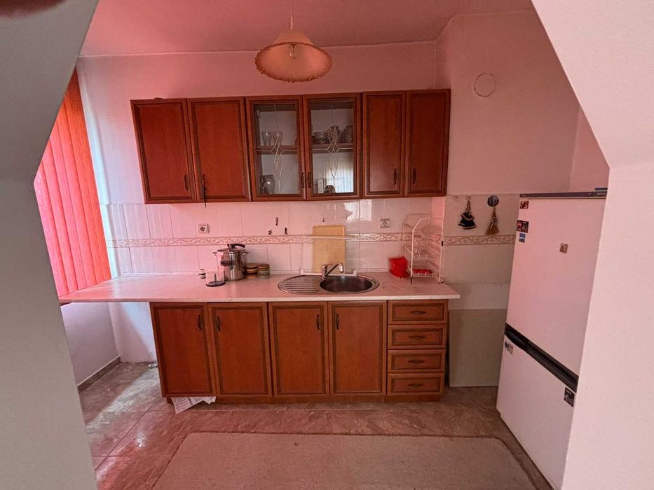 ЕТАЖ от КЪЩА с РЗП 110 кв.м, двор 320 кв.м, град Карлово