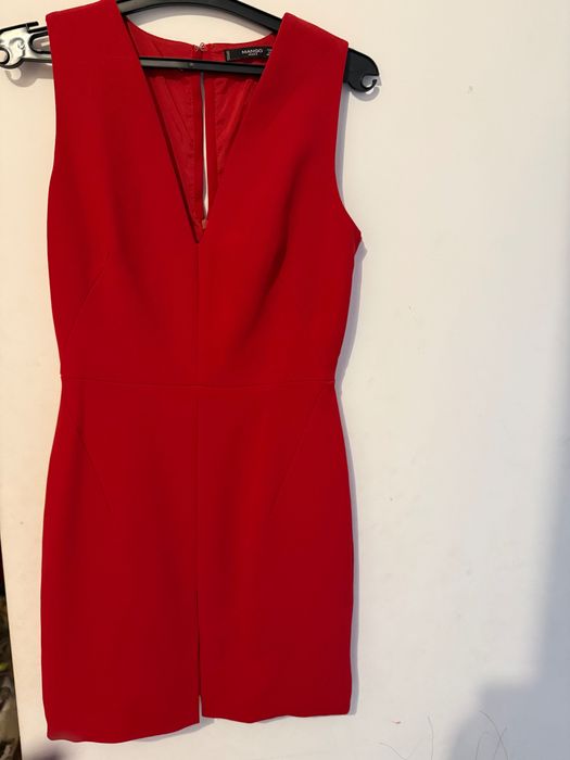 Червена рокля на марката MNG