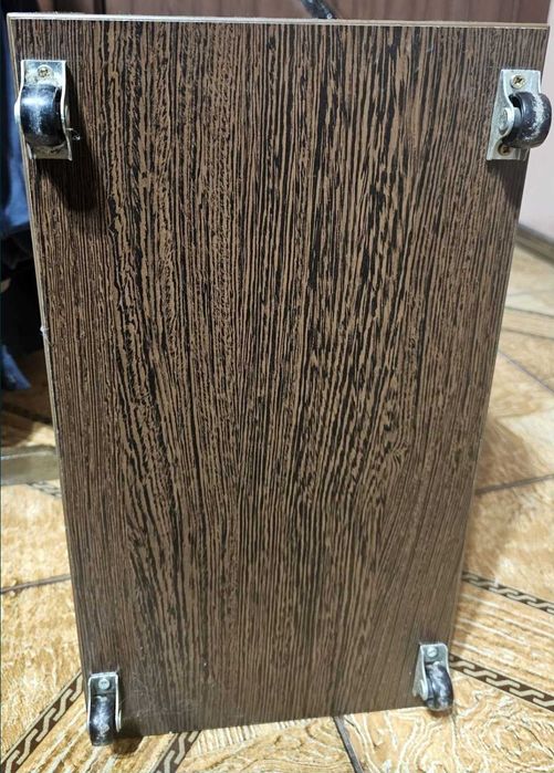 Birou Wenge cu suport pentru unitate pc mobila.