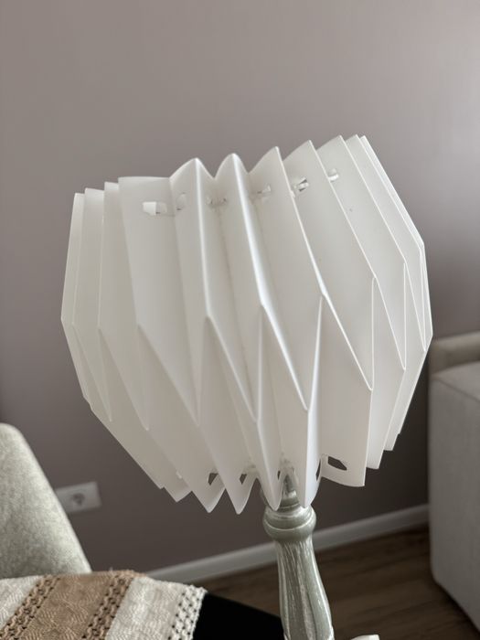 Veioza cu abajur alb din plastic