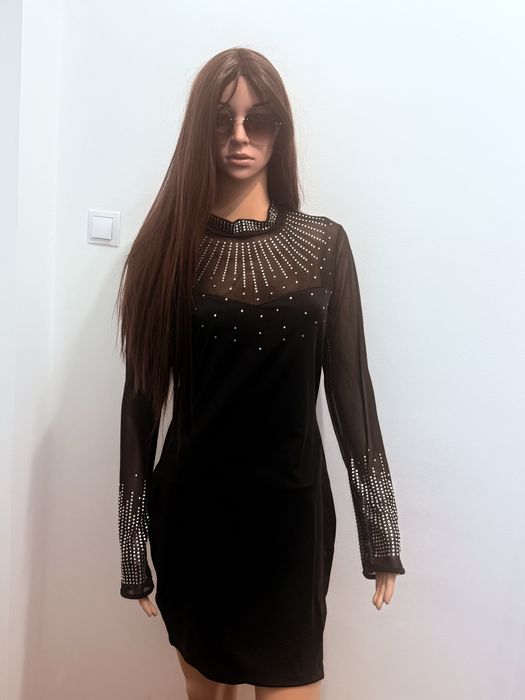 Рокля с блясък в черно по-тялото