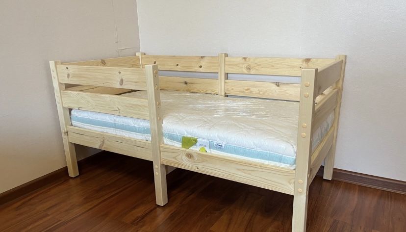 Продаю детская кроватка с матрасам