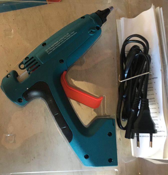 Пистолет за топло лепене.