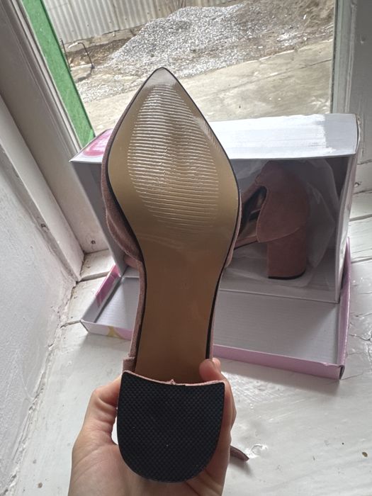 •	Әдемі әйелдер туфлиі, жаңа