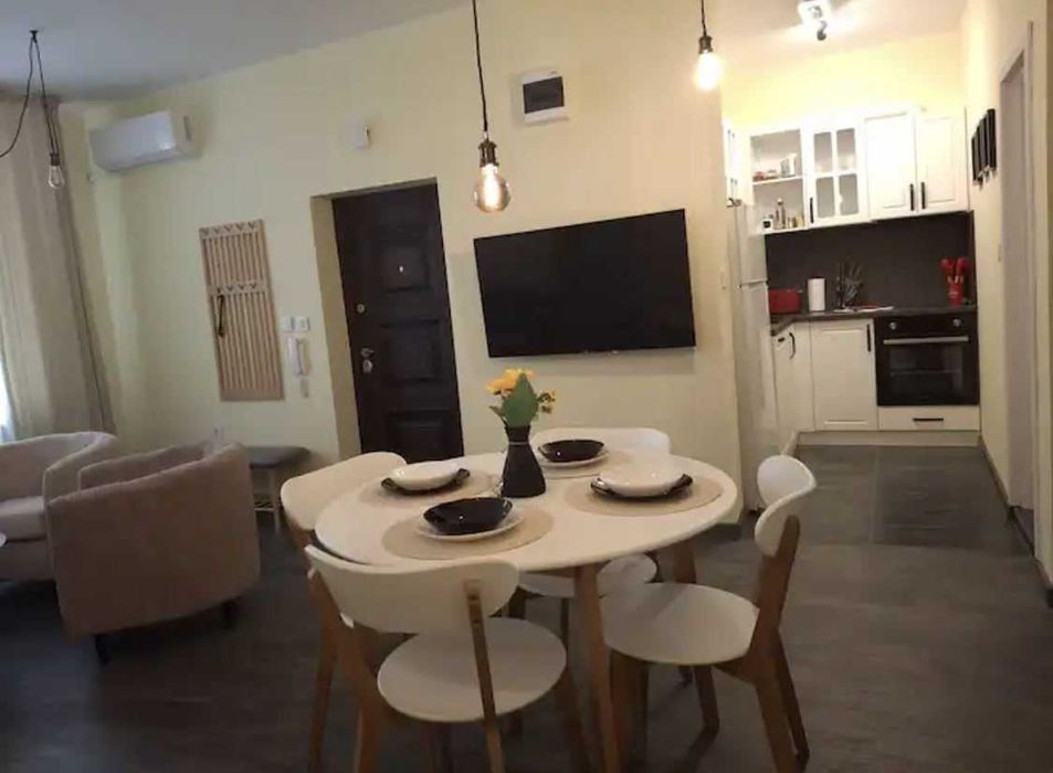 Дава се под наем Тристаен апартамент в София, Център - 90 кв.м за 796.62 € - Снимка #1
